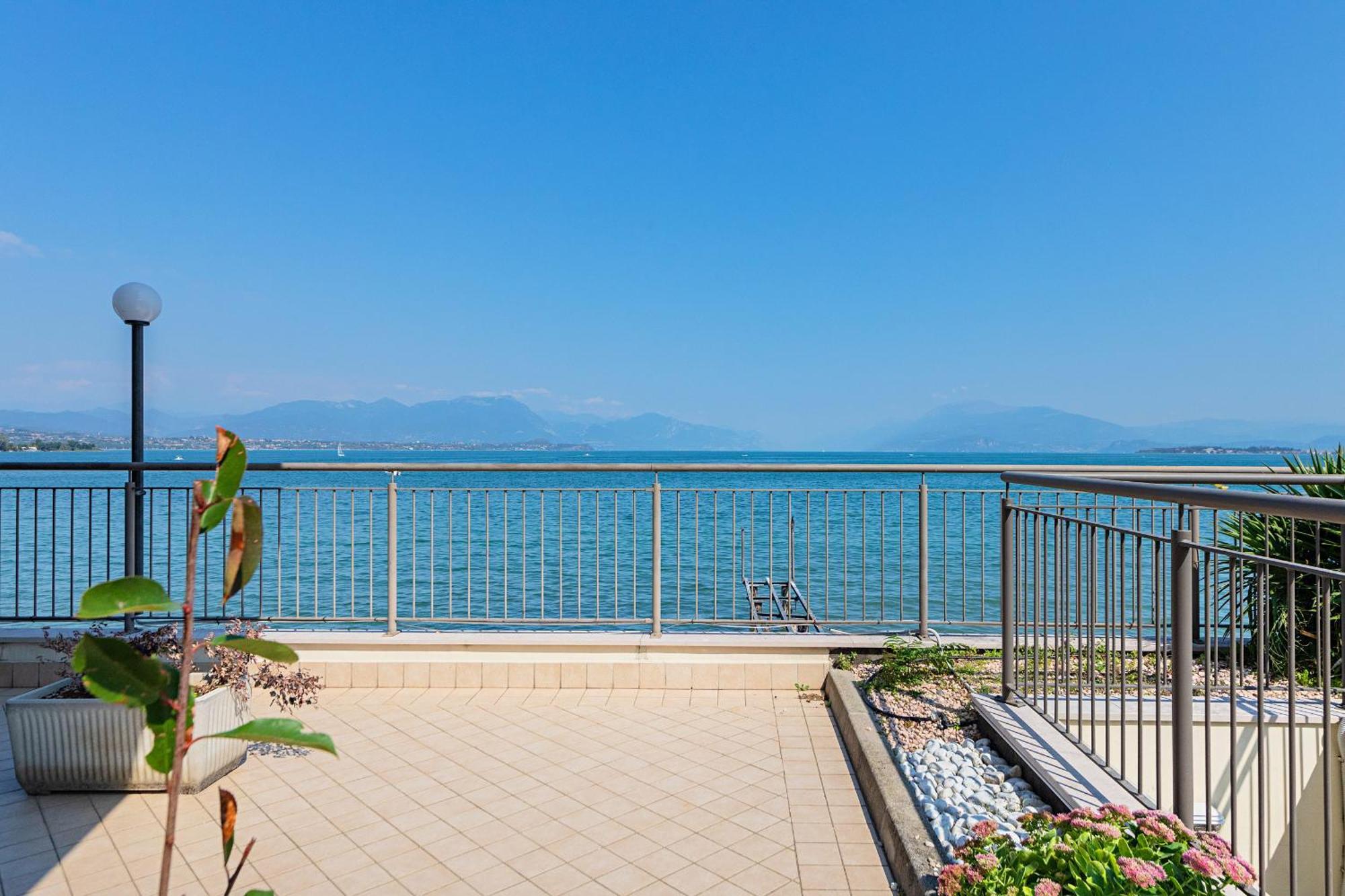 Residenza Miralago II By Wonderful Italy Desenzano del Garda Exterior photo