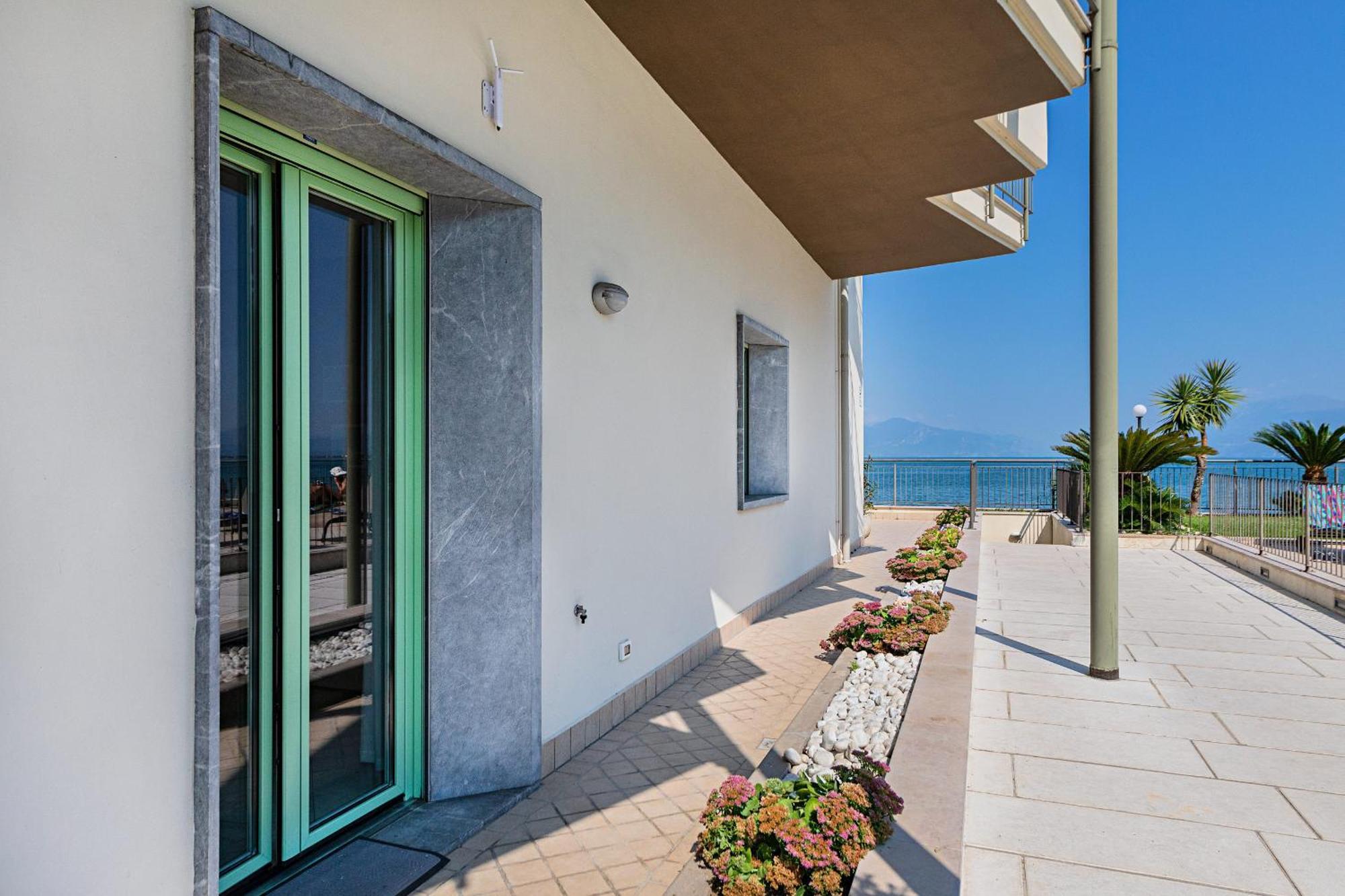 Residenza Miralago II By Wonderful Italy Desenzano del Garda Exterior photo
