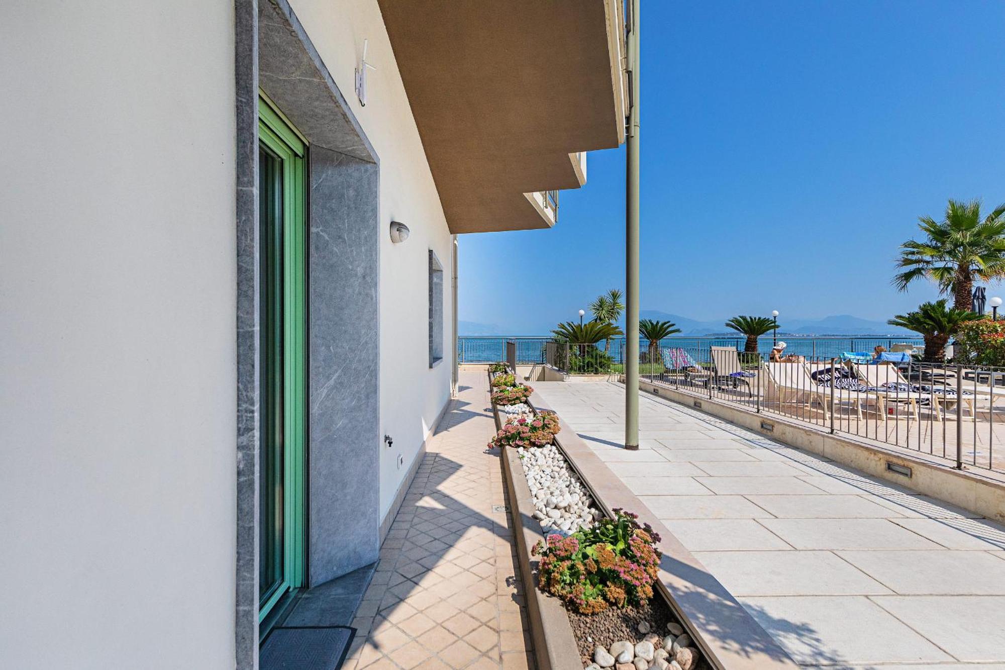 Residenza Miralago II By Wonderful Italy Desenzano del Garda Exterior photo