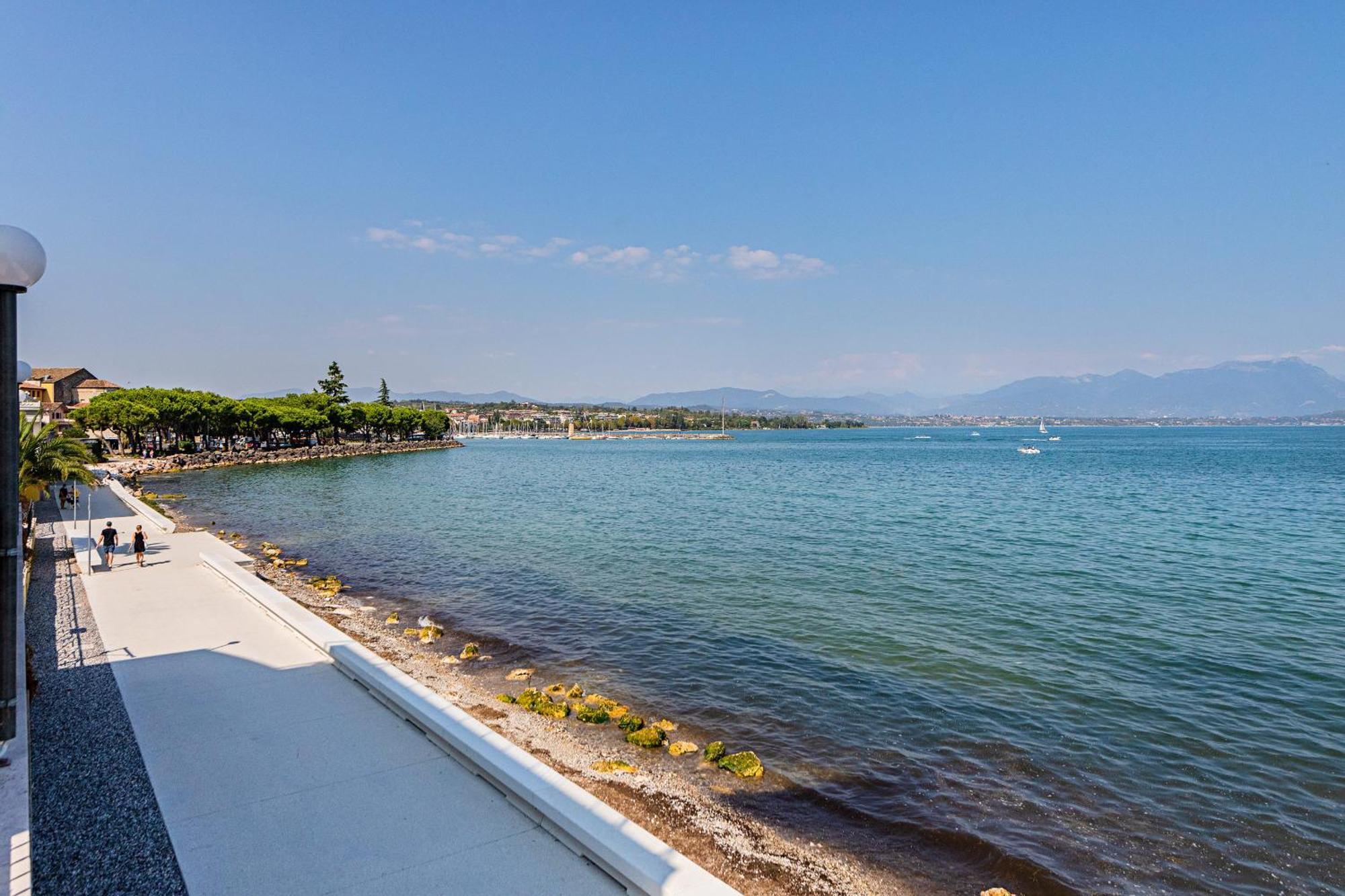 Residenza Miralago II By Wonderful Italy Desenzano del Garda Exterior photo