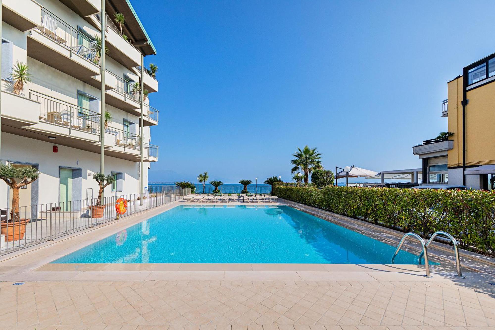 Residenza Miralago II By Wonderful Italy Desenzano del Garda Exterior photo