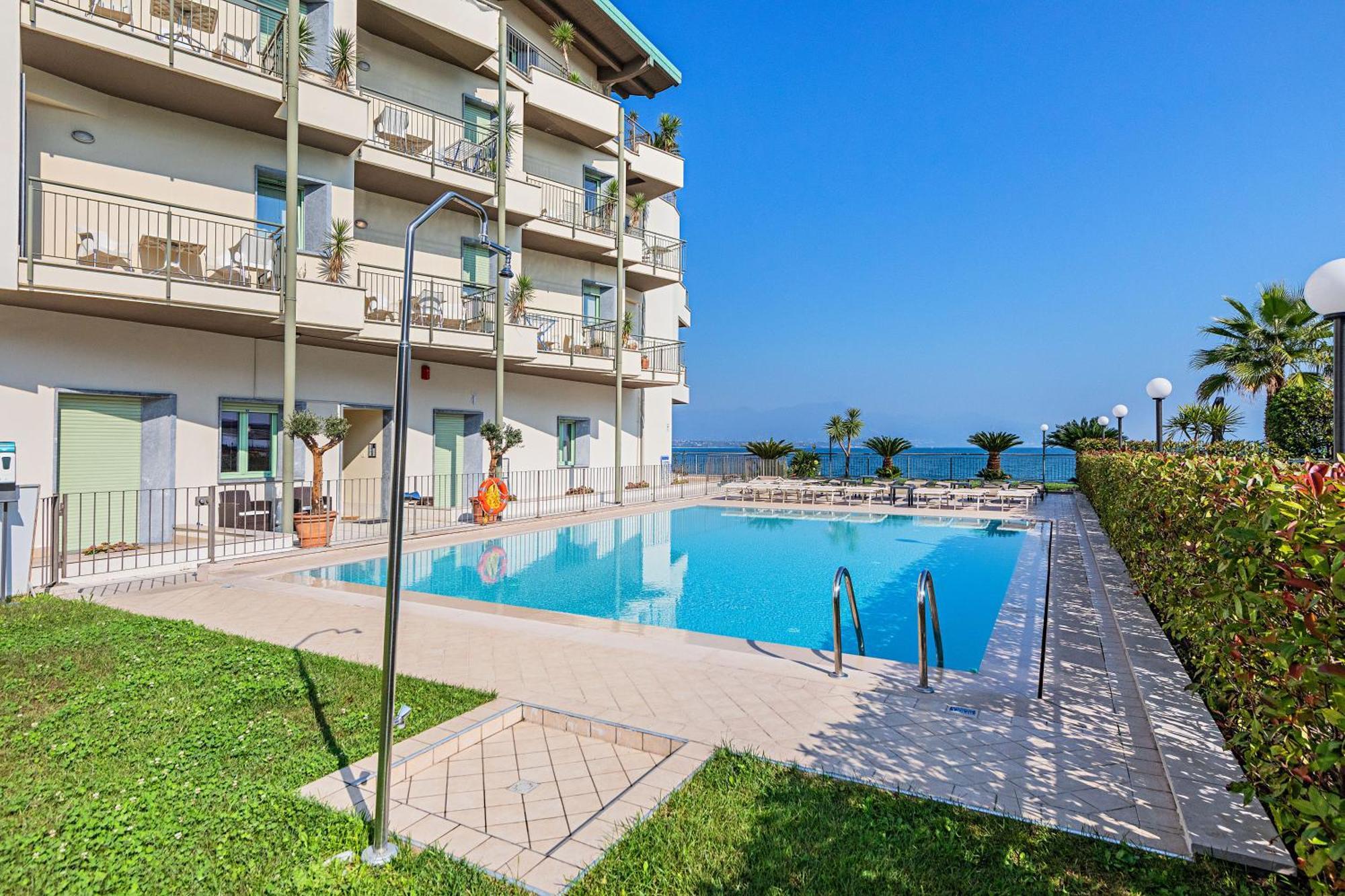 Residenza Miralago II By Wonderful Italy Desenzano del Garda Exterior photo