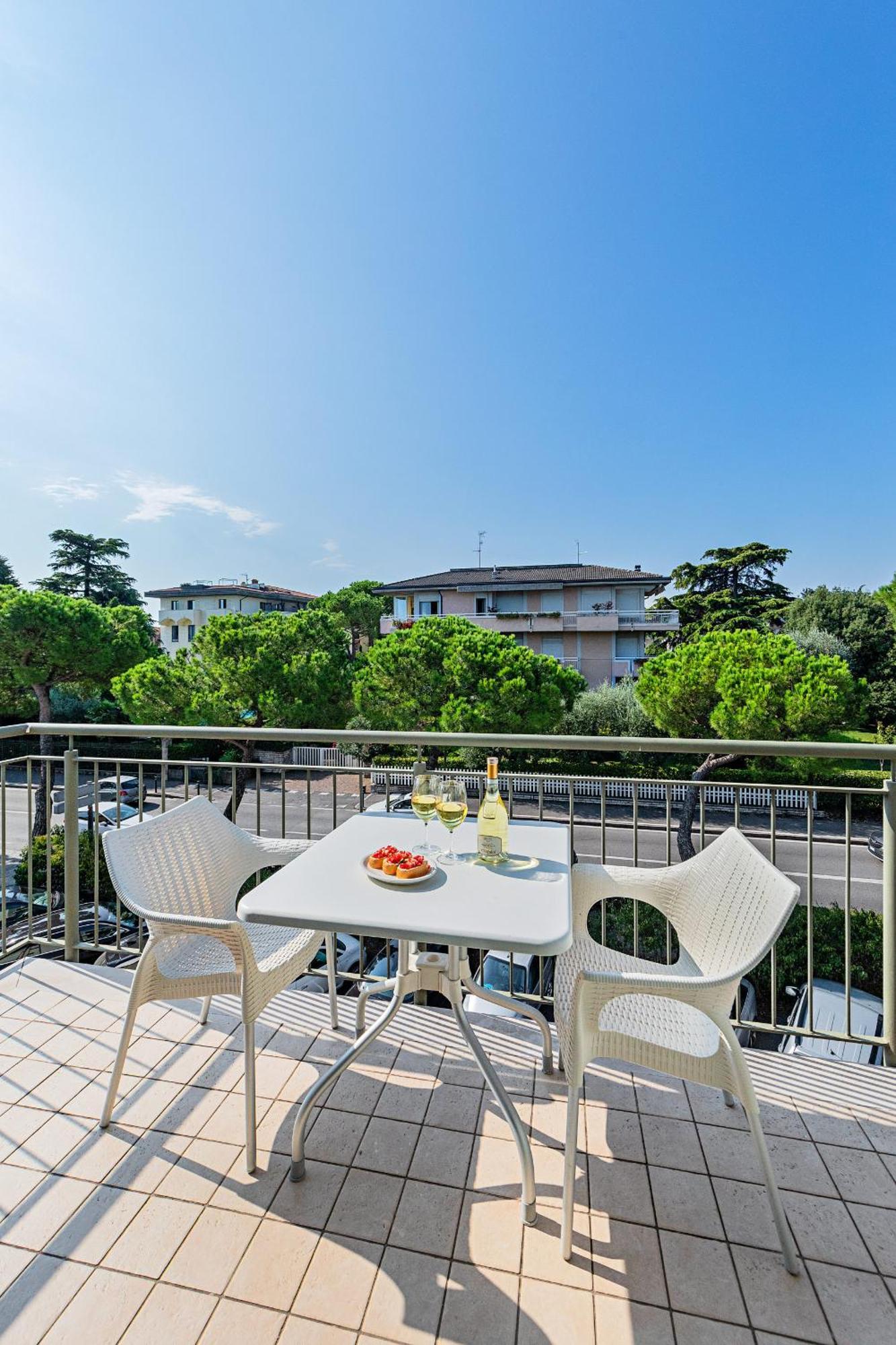 Residenza Miralago II By Wonderful Italy Desenzano del Garda Exterior photo