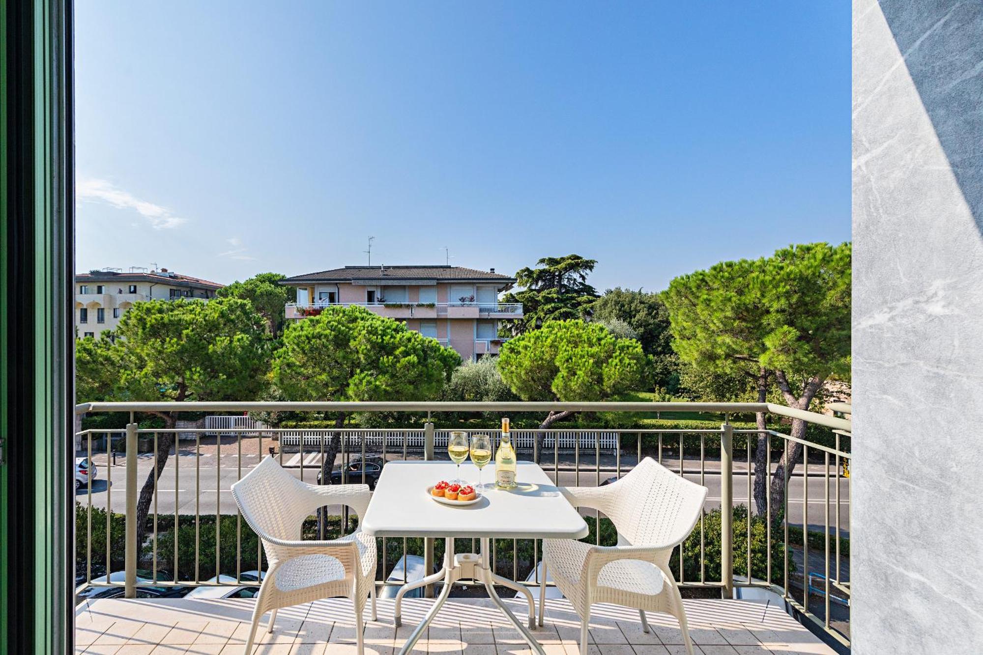 Residenza Miralago II By Wonderful Italy Desenzano del Garda Exterior photo
